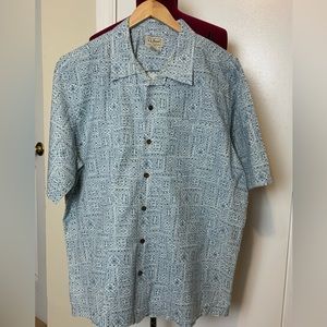 Like New LL Bean Casual Blue Island Print  button Up Short Sleeves Shirt